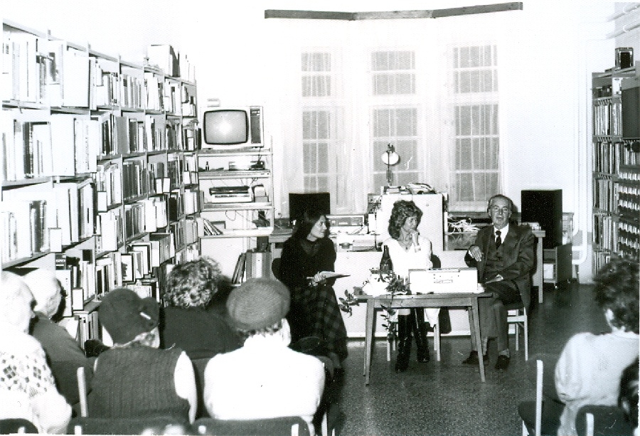 Mándy Iván, Liptai Katalin és Dévai Nagy Kamilla a könyvtárban