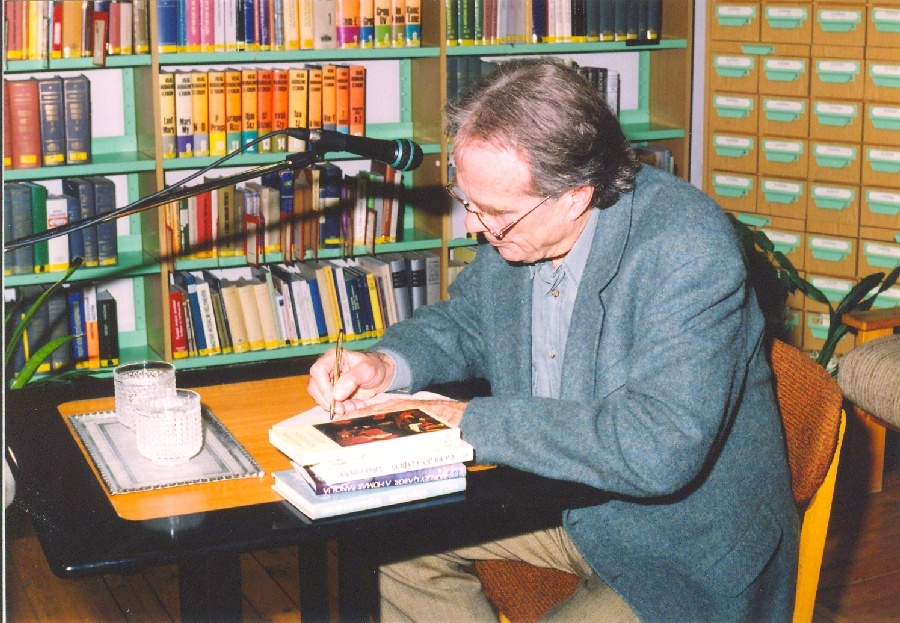 Görgey Gábor a könyvtárban II.