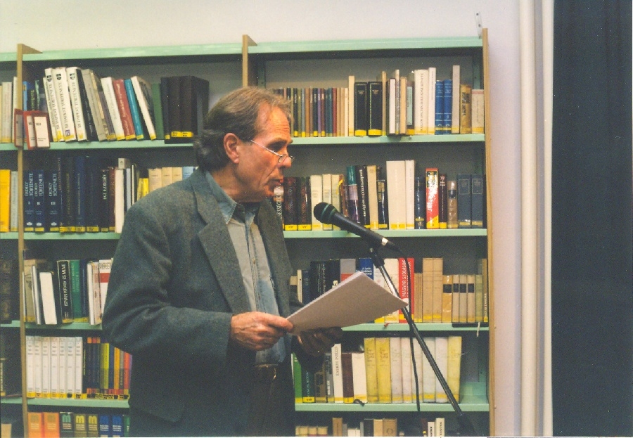 Görgey Gábor a könyvtárban III.