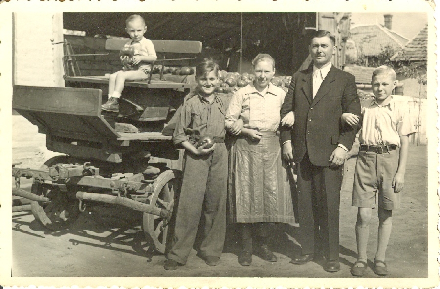 Asztalos Mihály családjával