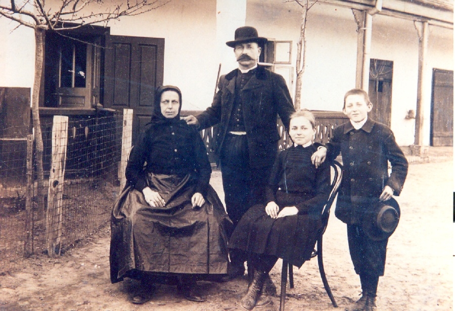 Tóth Mária tanítónő és családja