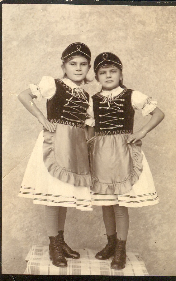 Magyar-ruhás kislányok