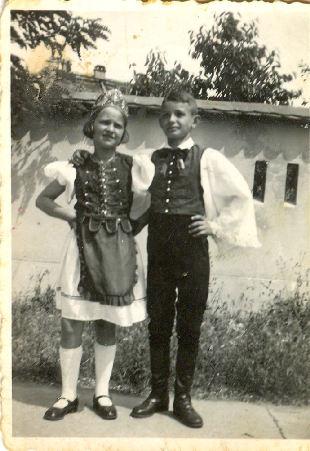 Magyar-ruhás pár